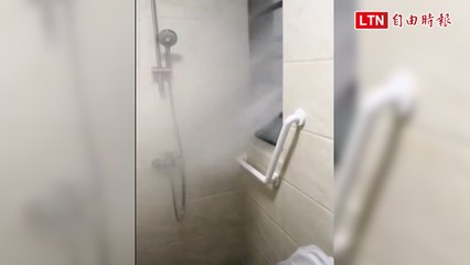暴雨灌進浴室 網友歪樓：天然SPA！