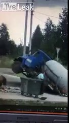 Ce camion citerne est avalé par l'effondrement de la chaussée