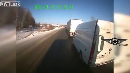 Russie : ce van est poursuivi par 2 camions !