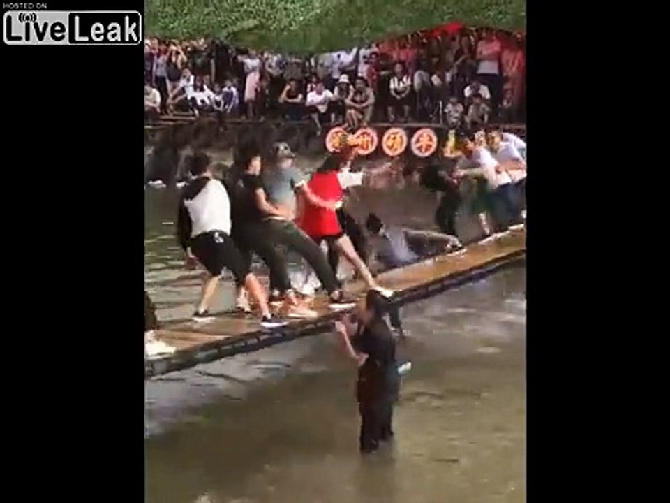 Pont suspendu - le premier qui tombe a perdu !