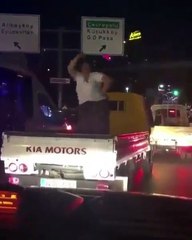 Kamyonet kasasında göbek atan kadın ölümden döndü! İşte o anlar