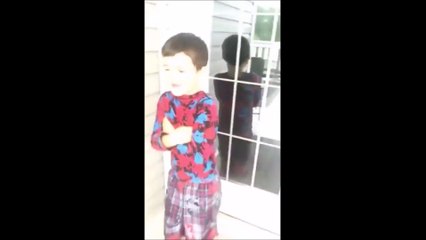 Ce petit garçon regrettera toute sa vie avoir voulu voir l'orage sur le balcon