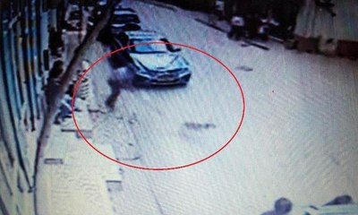 Yol kenarındaki köpeği odunla yaraladı