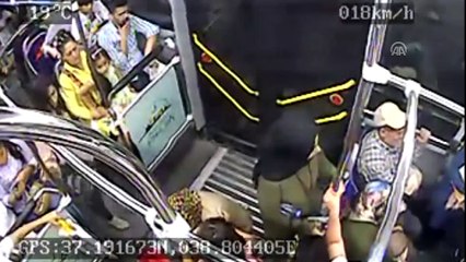 Otobüs şoförü bayılan yolcuyu hastaneye ulaştırdı - ŞANLIURFA