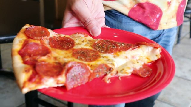 NEW YORKERS TRY 7 CHICAGO DEEP DISH PIZZAS