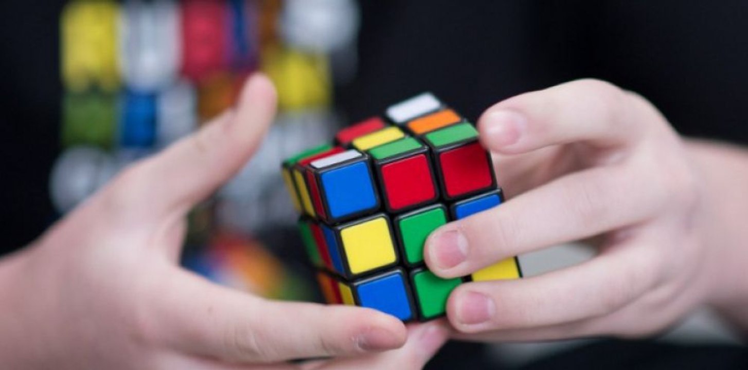 Un homme dévoile la solution du tour de magie du rubik's cube