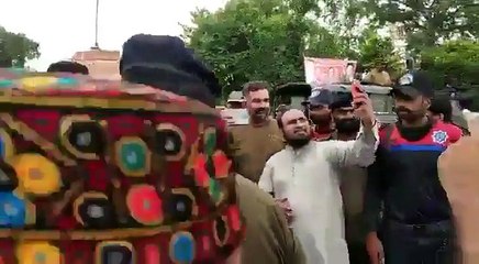 CM Punjab Pakistan Eid Ki Namaz Ada Kernay K Baad Logo Say Miltay Howay