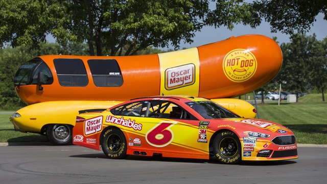Matt Kenseth meets Oscar Mayer crew ahead of Southern 500