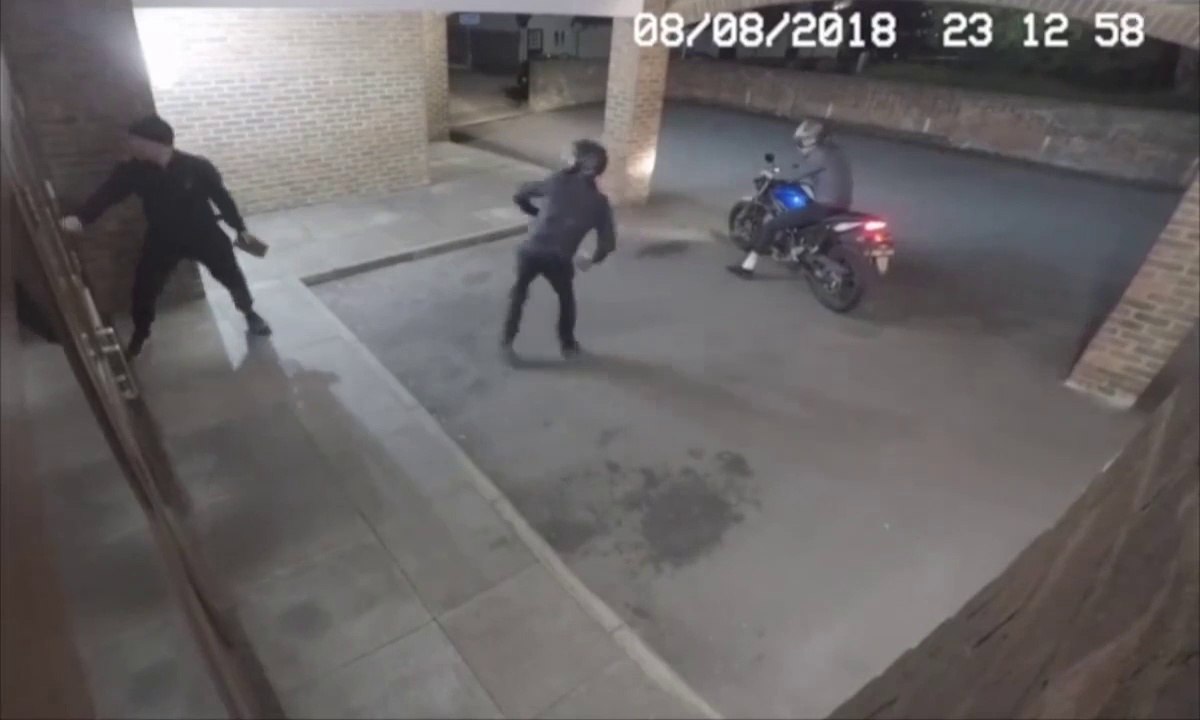 Un cambrioleur assomme son complice en lui balançant une brique...