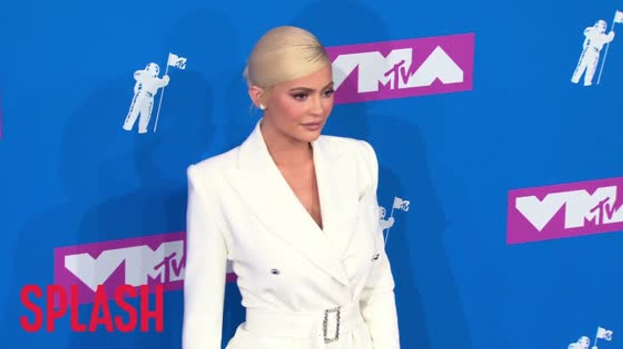 Kylie Jenner caught awkwardly avoiding Nicki Minaj at VMAs