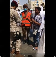 رجال الأمن السعوديين يودعون حجاج بيت الله الحرام بالورود