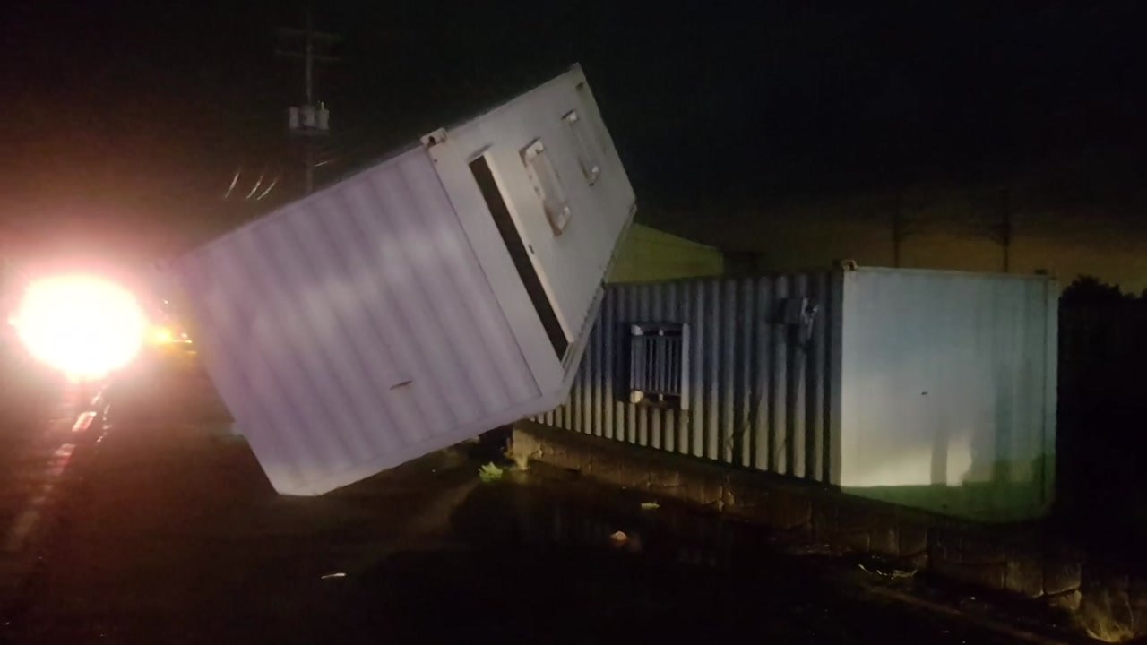 전남 초속 37m 강풍...컨테이너 떨어지고 선박 표류 / YTN