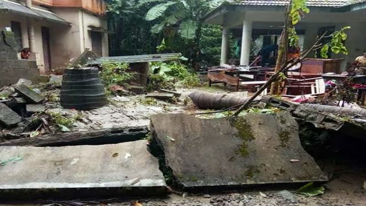 கேரளாவில் வடிந்தது வெள்ளம் எங்கு பார்த்தாலும் சேறு. பாம்புகள் குடி கொண்ட வீடுகள்.. நீங்காத துயரம்