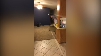 Realizó un tiro de golf casi imposible dentro de su casa