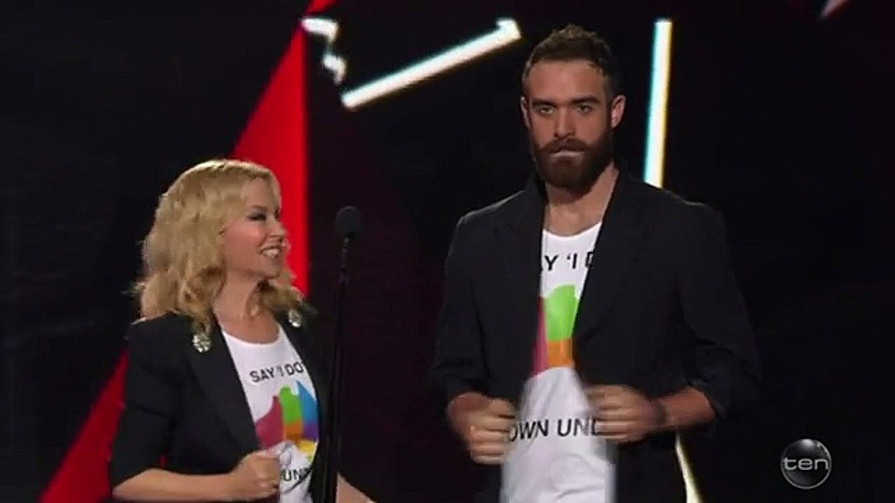 Kylie Minogue and Joshua Sasse promote marriage equality at ARIAs