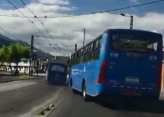 Video aficionado capta la competencia entre dos buses urbanos al sur de Quito