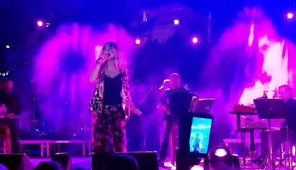 Η Μελίνα Ασλανίδου σε συναυλία στο Καρπενήσι