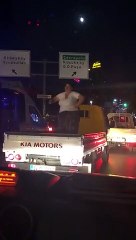 Göbek Atarken Yeşil Işığın Azizliğine Uğrayan Teyze