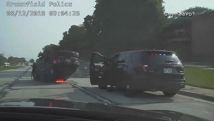 شاهد: انقلاب سيارة تابعة للشرطة الأميركية خلال عملية مطاردة