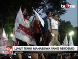 Luhut Temui Mahasiswa Yang Berdemo di Depan Istana Negara