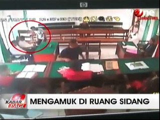 Download Video: Oknum Brimob Ngamuk dan Tendang Terdakwa di Ruang Sidang