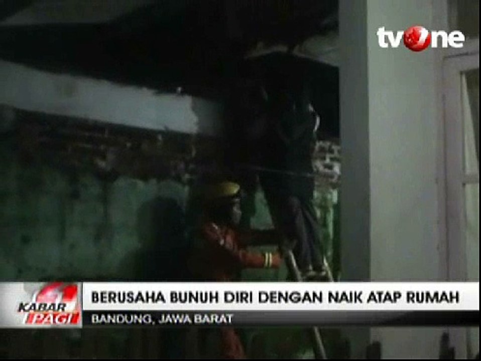Seorang Pria Berusaha Bunuh Diri Dengan Menaiki Atap Rumah