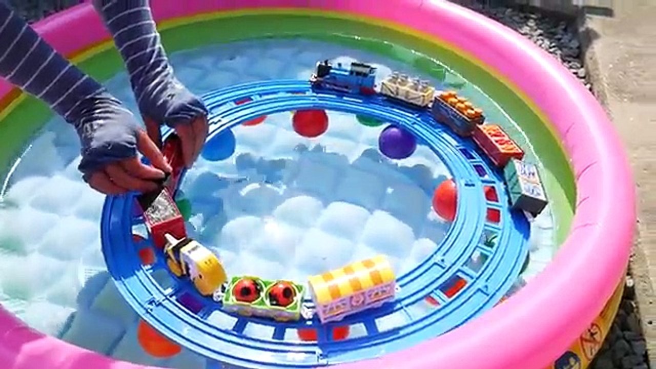 水上プラレール プラレールのレールを浮かべてトーマスプラレールを走らせて遊んでみました
