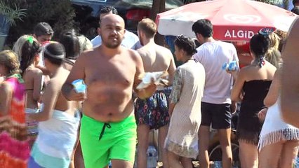 Hayırsever iş adamı lüks yatı ile geldi, halk plajında lahmacun ayran dağıttı