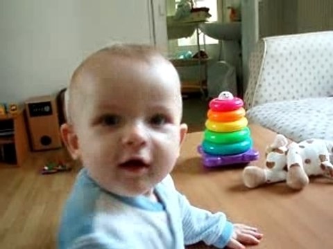 lilian marche a 4 pattes et se met debout!