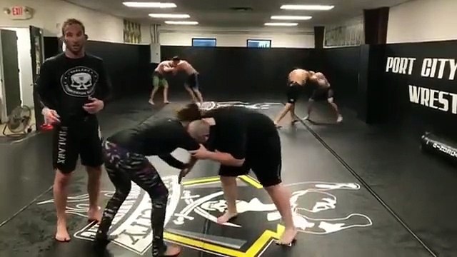 Un cours lors d'entrainement de MMA qui ne se passe pas comme prévu