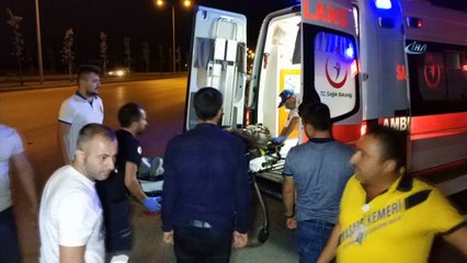 Kaza yaptı, aniden frene basınca kaldırıma çıktı...Aracına çarpan motosikletteki yaralılar akrabası çıktı