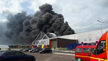 Incendie d'Allopneus Valence : les pompiers en action