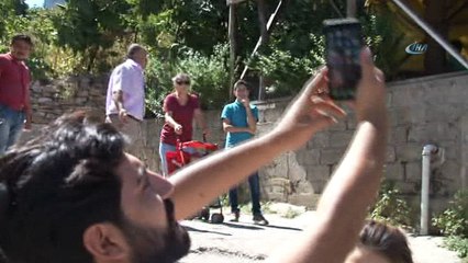 Bu köyde telefon çekmiyor...Doğu'da görevli eşi ile telefonla görüşmek için her gün 2 kilometre yol gidiyor