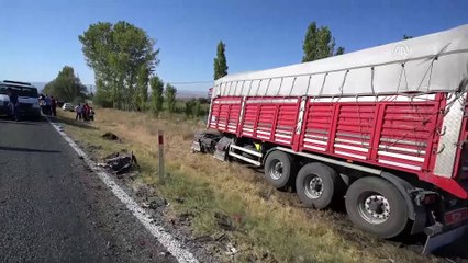 Çorum'da otomobil ile tır çarpıştı: 5 ölü