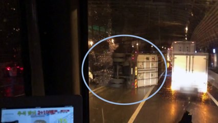 [태풍 솔릭 피해] 서울외곽순환도로 대형화물차 전복...차량 정체 이어져 / YTN