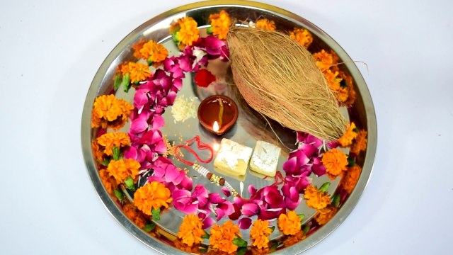 Raksha Bandhan: थाली में राखी बांधने से पहले ज़रूर रखें ये चीजें, जानिए महत्व | Rakhi Thali |Boldsky