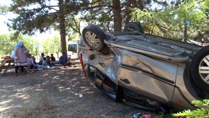 Otomobil yanlarına uçtu, onlar piknik yapmaya devam etti
