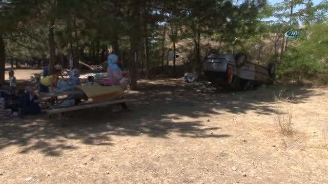 Otomobil Yanlarına Uçtu, Onlar Piknik Yapmaya Devam Etti