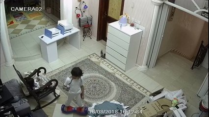 Chine : Un hoverboard prend feu sous les pieds d'un enfant