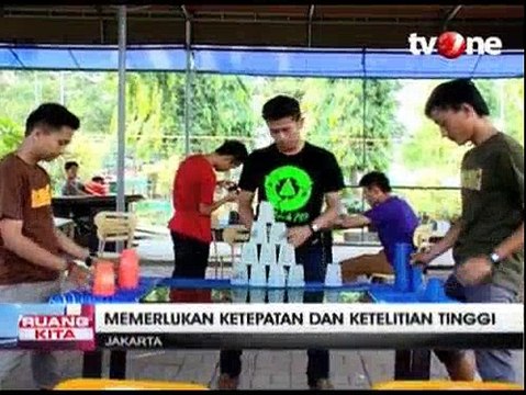 Permainan Unik Menyusun Gelas Plastik