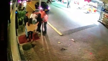 Un homme qui s'étouffe sauvé par une serveuse