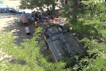 Otomobil Piknik Alanına Uçtu, Çevredeki Vatandaşlar Aracın Yanında Piknik Yapmaya Devam Ettiler