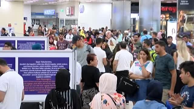 Atatürk Havalimanı'nda Bayram Dönüşü Yoğunluğu Erken Başladı