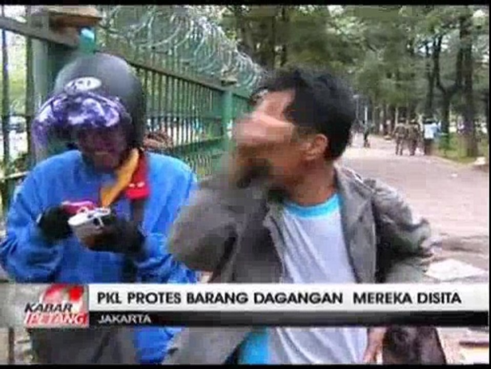 PKL Monas Marahi Satpol PP dengan Bahasa Inggris