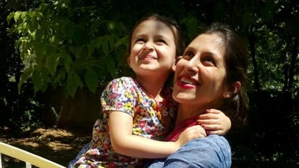 Irão permite a britânica sair da prisão e voltar a abraçar a filha