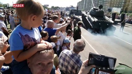 Rusya'da askeri geçit töreninde tank devrildi