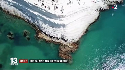 Sicile : une falaise aux pieds d'argile