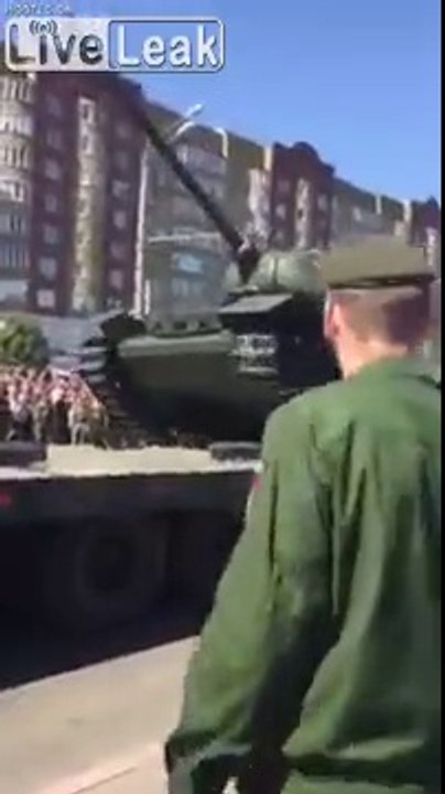 Ce char chute d'un camion remorque devant la foule !