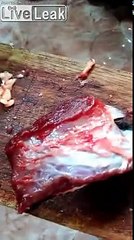 Coupée, cette viande bouge toujours et bat comme si elle était vivante !
