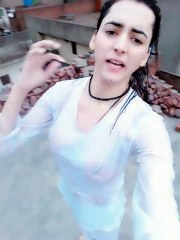 इस लड़की का बरसात में भी आग लगा देने वाला वीडियो हुआ वायरल